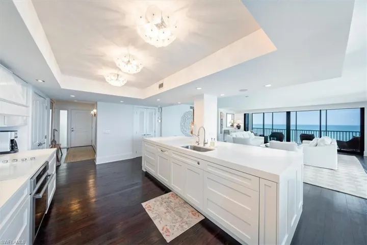 Large island with drawer design storage