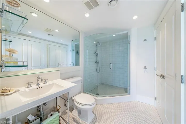 Guest bathroom 1