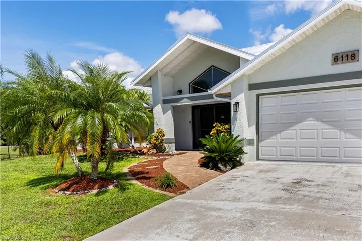 View of front of home featuring a front lawn