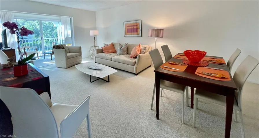 Living space, light and open.