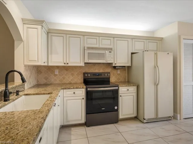 1806 Kings Lake Blvd # 4, Naples Fl 34112