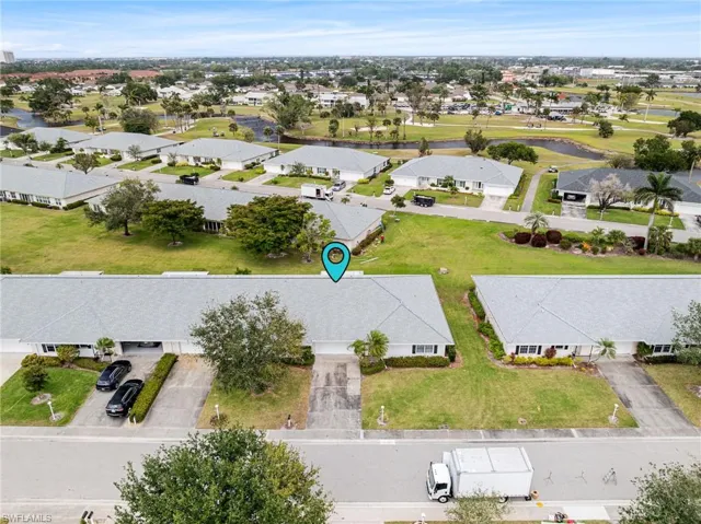 Birds eye view of property featuring a residential view