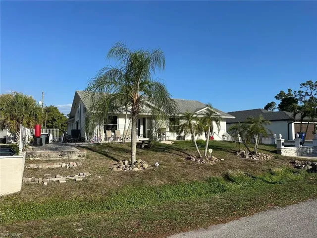 Obstructed view of property featuring a front yard