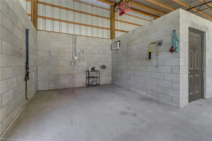 Wash & tie down area