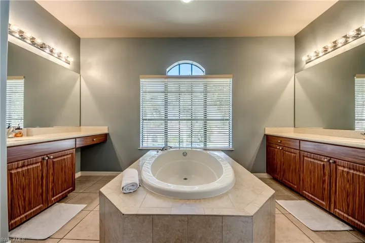 5601 Del Rio Ct, Cape Coral, Florida 33904