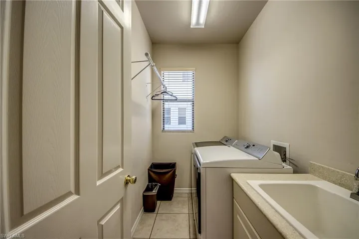 5601 Del Rio Ct, Cape Coral, Florida 33904