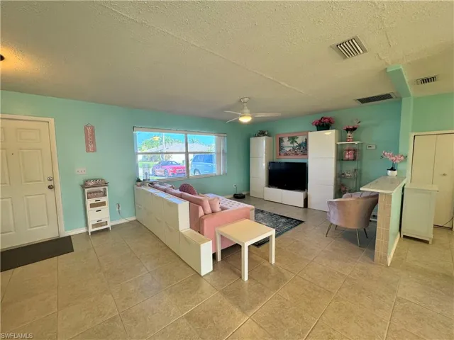 1027 Se 17th Ave, Cape Coral, Florida 33990