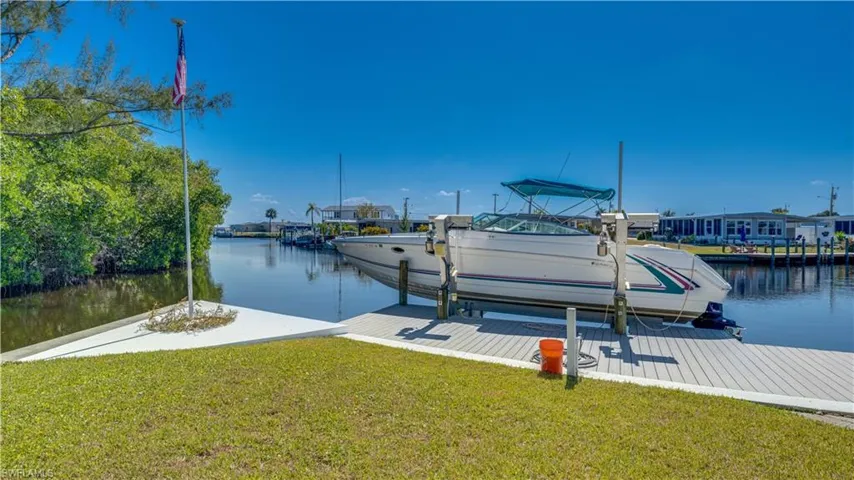 Private Dock, boat negotiable