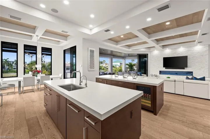 380 Trade Winds Ave, Naples, Florida 34108