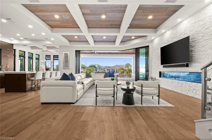 380 Trade Winds Ave, Naples, Florida 34108