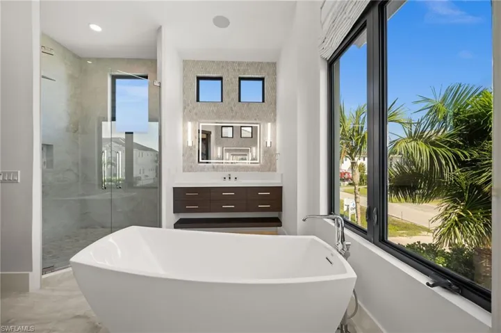 380 Trade Winds Ave, Naples, Florida 34108