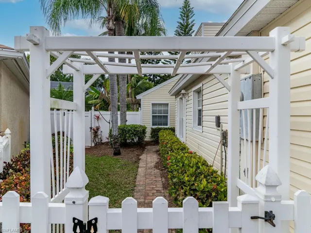 1033  Silverstrand  DR, Naples, FL 34110