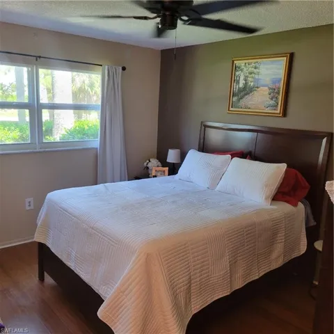 200  Valley Stream  DR, Naples, FL 34113