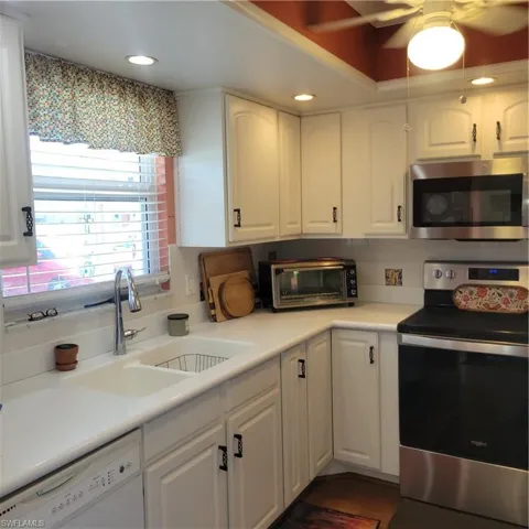 200  Valley Stream  DR, Naples, FL 34113