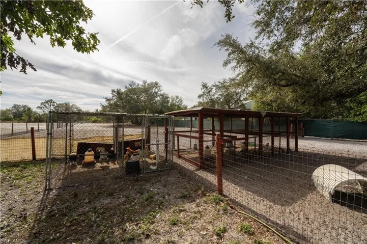 155 Evans Rd, LaBelle, FL 33935 Animal/poultry cages