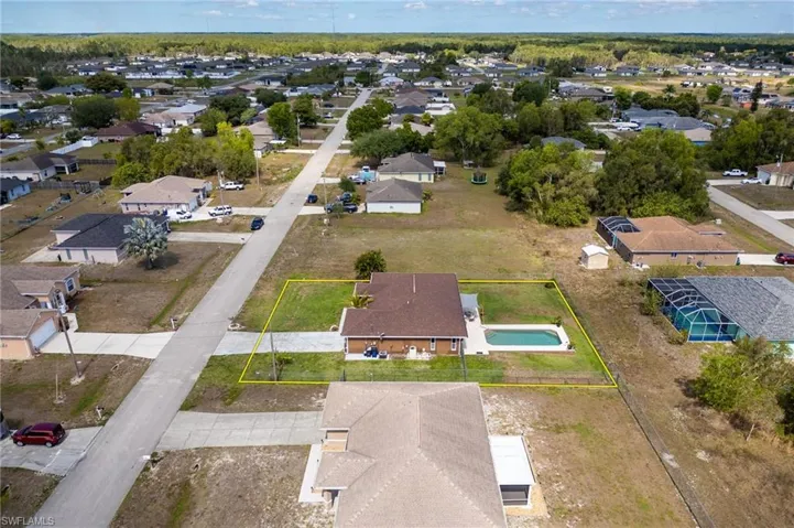 Aerial view of residential area featuring property parcel outlined
