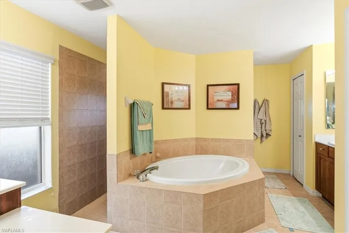 Integrated soaking tub with tiled surround