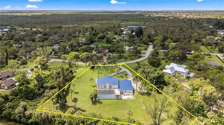 Aerial view of residential area featuring property parcel outlined