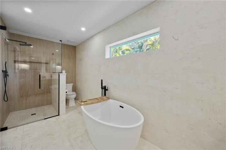 300  Country Club  DR, Naples, FL 34110