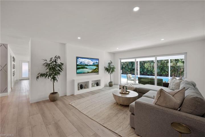 300  Country Club  DR, Naples, FL 34110