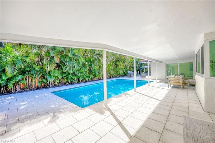 300  Country Club  DR, Naples, FL 34110