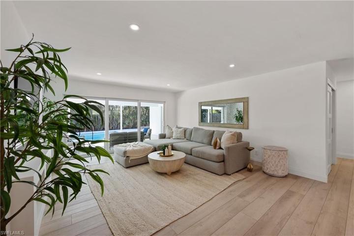 300  Country Club  DR, Naples, FL 34110