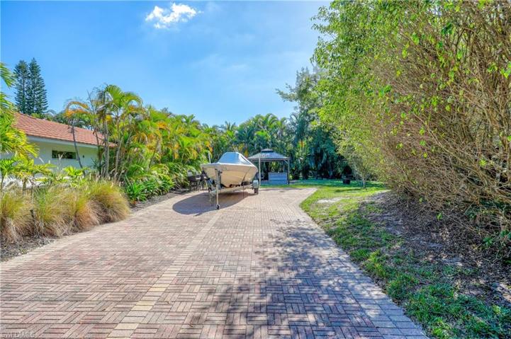 300  Country Club  DR, Naples, FL 34110