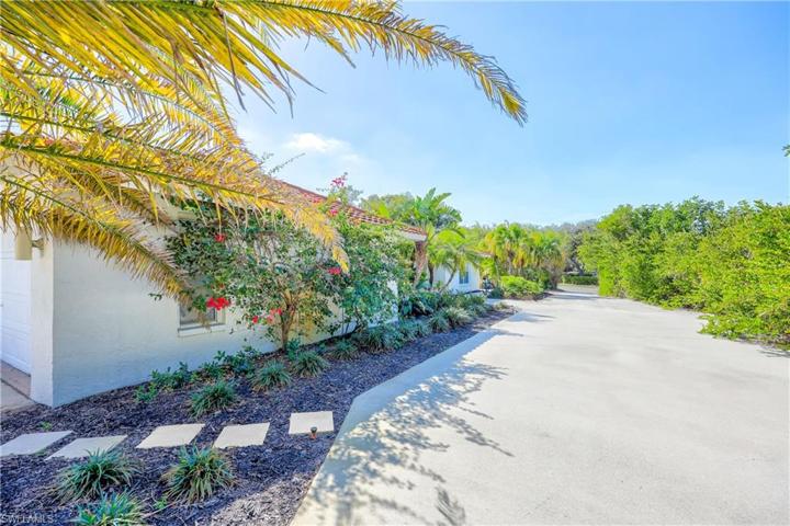 300  Country Club  DR, Naples, FL 34110