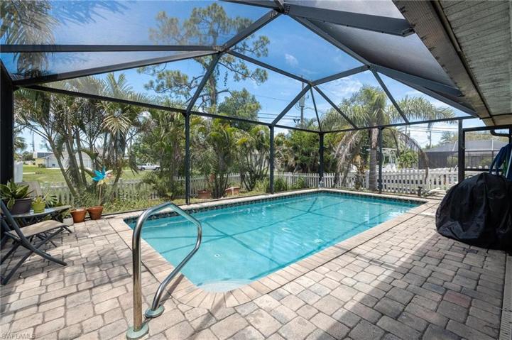 812 SW 13th  AVE, Cape Coral, FL 33991