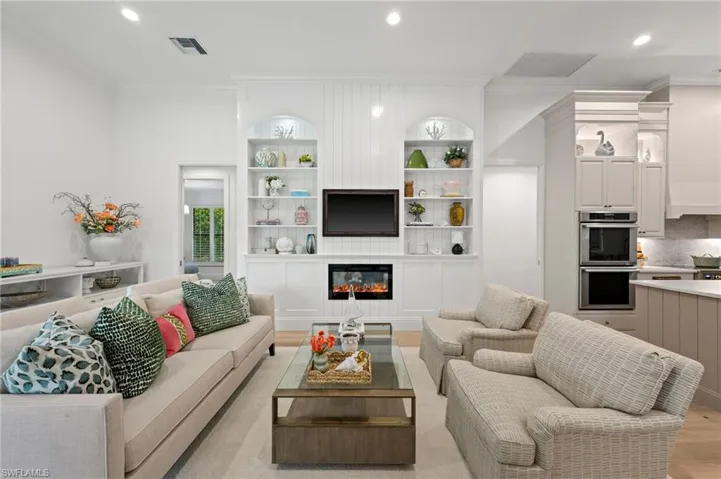 9833 Clear Lake Cir, Naples, Florida 34109