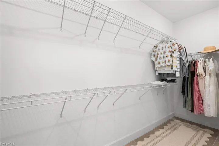 Built-in wire shelving system with hanging rods