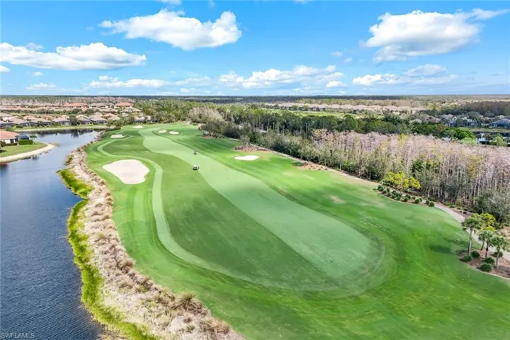 If you're into golf, Esplanade is the relaxed,friendly and active golf club you have beensearching for. Designed by Chris Wilczynski,and recognized as one of Golf Digest's BestNew Courses in 2014, our championship golfcourse offers a challenging test to golfers of allskill levels, while providing outstanding viewsof the nature that surrounds the community.