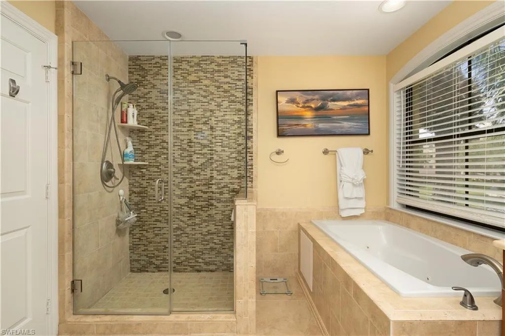 184 Vintage CIR, Naples, FL 34119,225041369