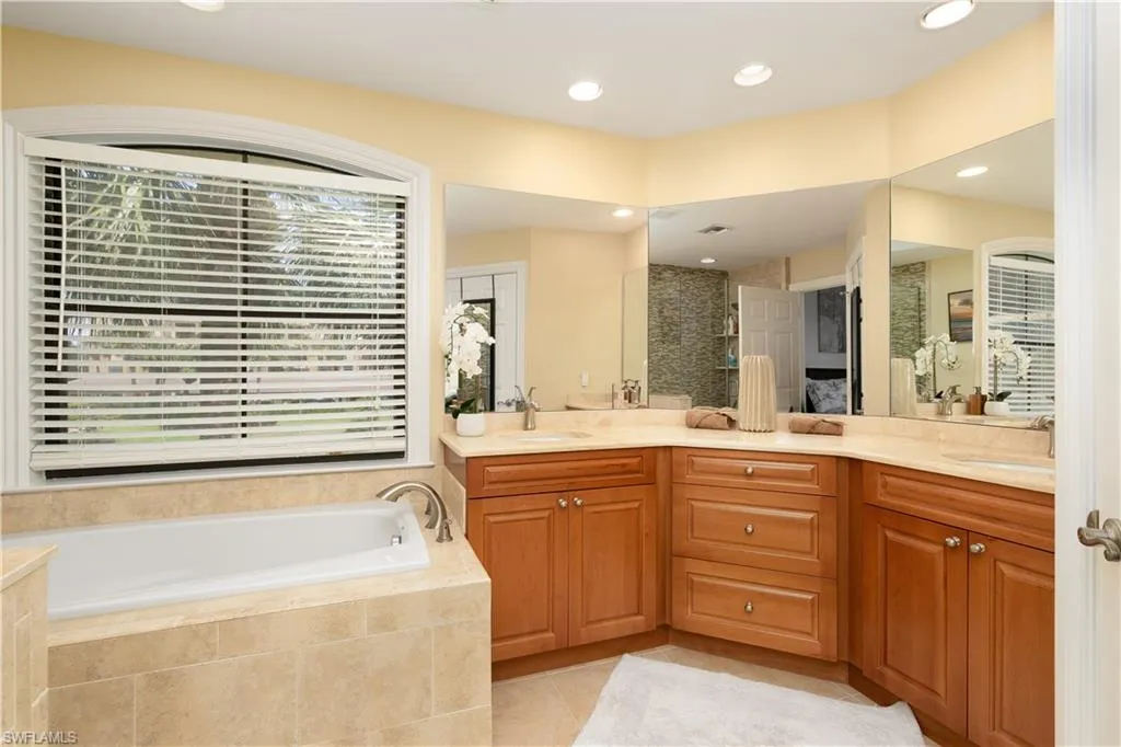 184 Vintage CIR, Naples, FL 34119,225041369