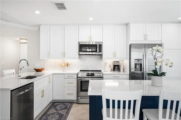 Fabulous backsplash with underlighting below the cabinetry!