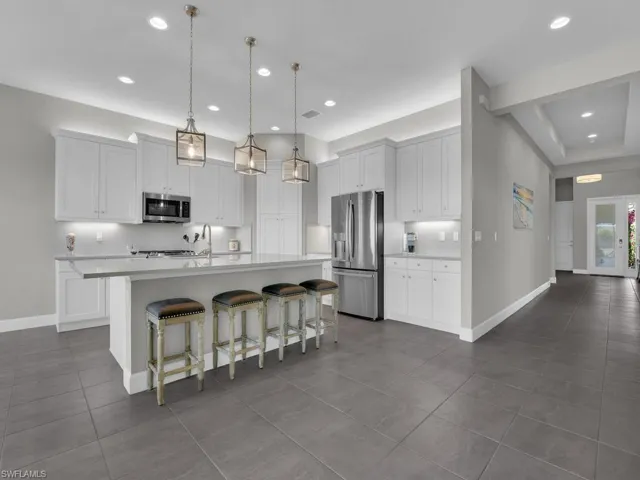 Kitchen w/Breakfast Bar