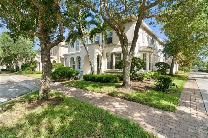Lovely end unit townhome with bay window