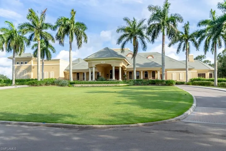 View of front facade featuring a front lawn