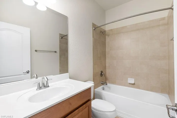 Hall/Guest bathroom 2