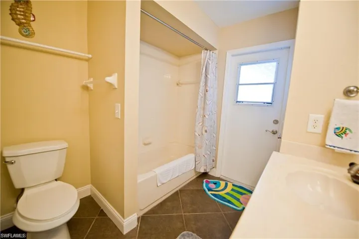Guest bathroom with lanai access