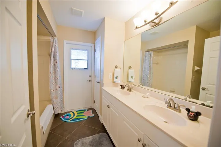 Guest bathroom with lanai access