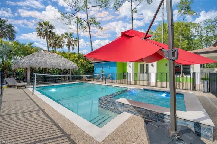 Integrated pool / spa with a patio area