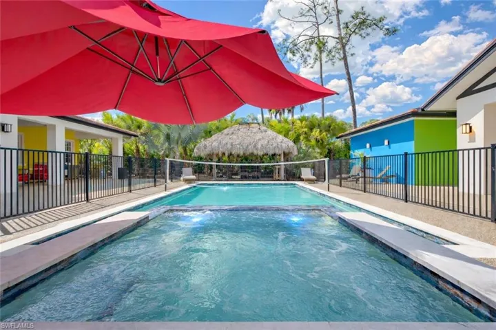 Integrated pool / spa with a patio area