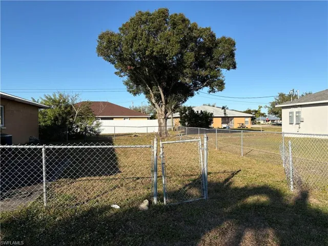 View of yard featuring a gate