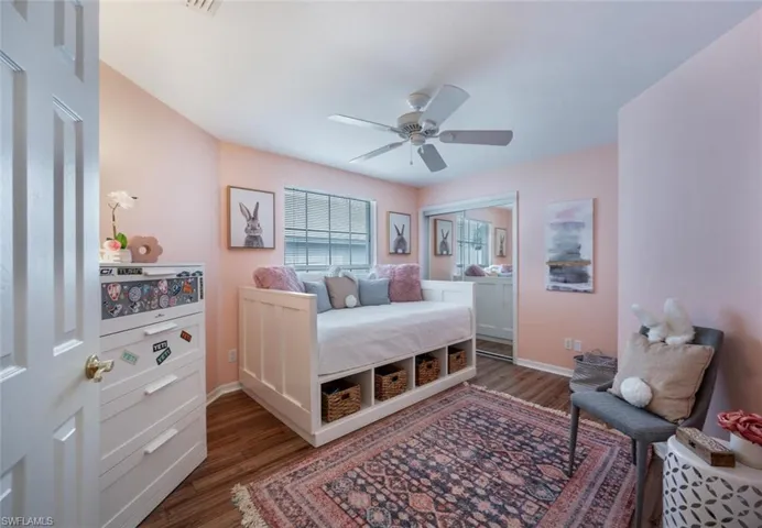 Bedroom/Queen bed/Or Office