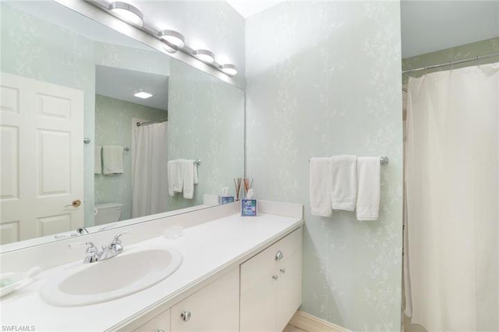 Guest bathroom in en suite bedroom