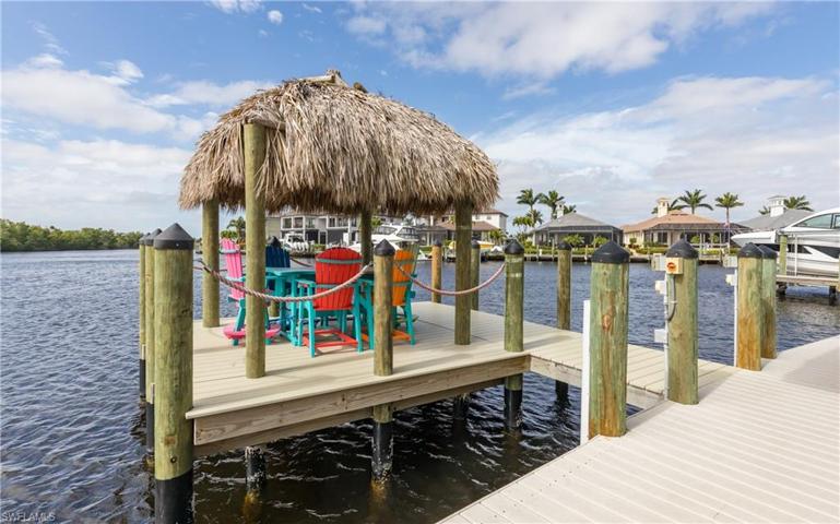 TIKI HUT & DOCK