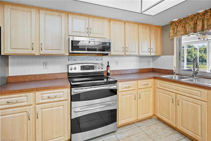 711 Mirror Lakes Dr, Lehigh Acres, Florida 33974