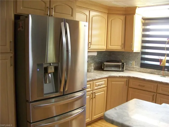 Now this is one stunning kitchen, granite, wood cabs and updated appliances.