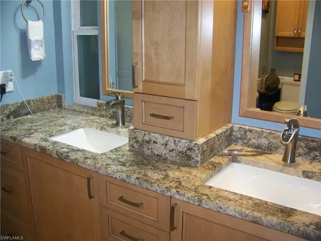 Master bath double undermount sinks/granite